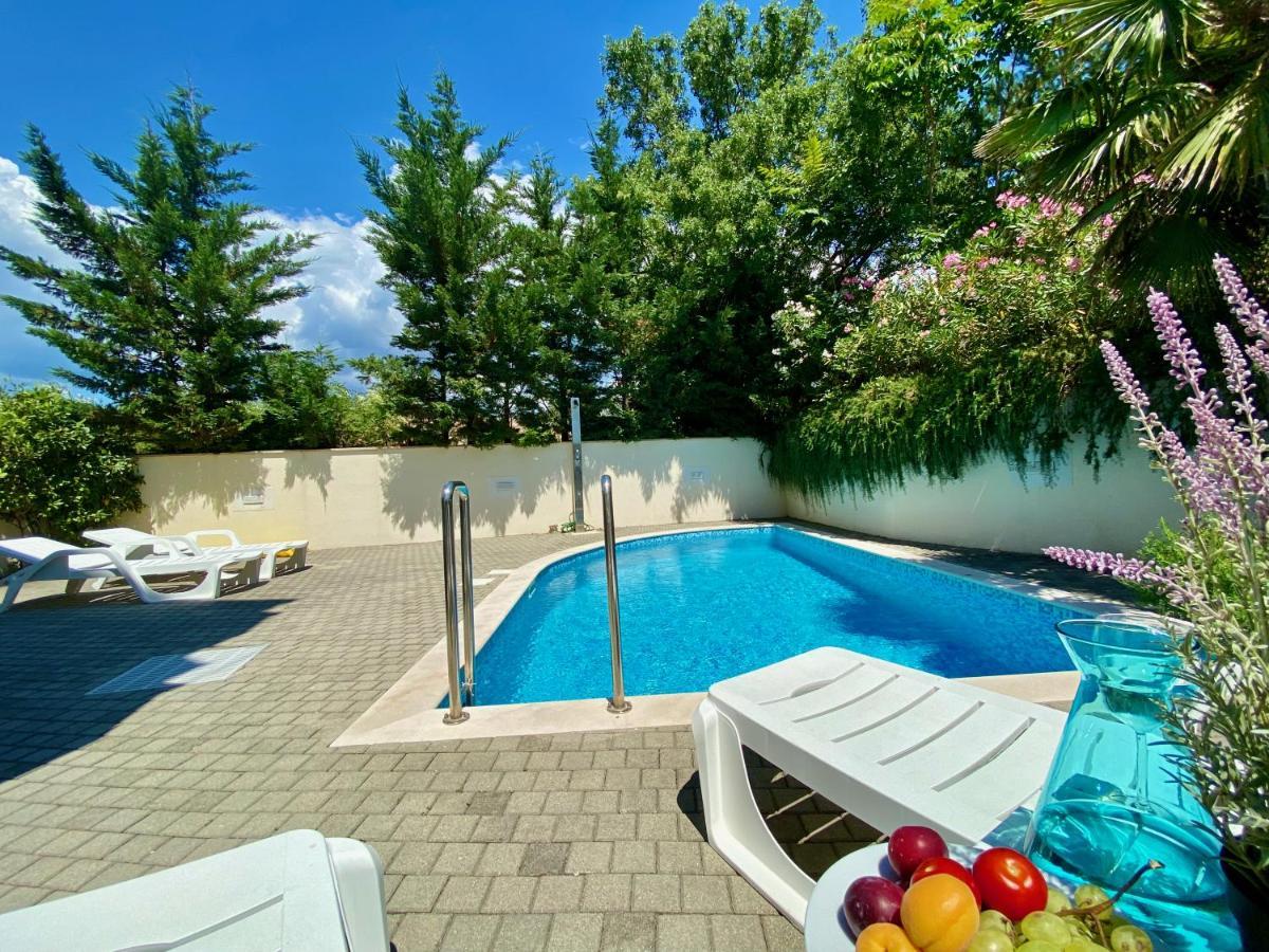 Private Pool And Mediterranean Garden Apt Mia Šilo Esterno foto